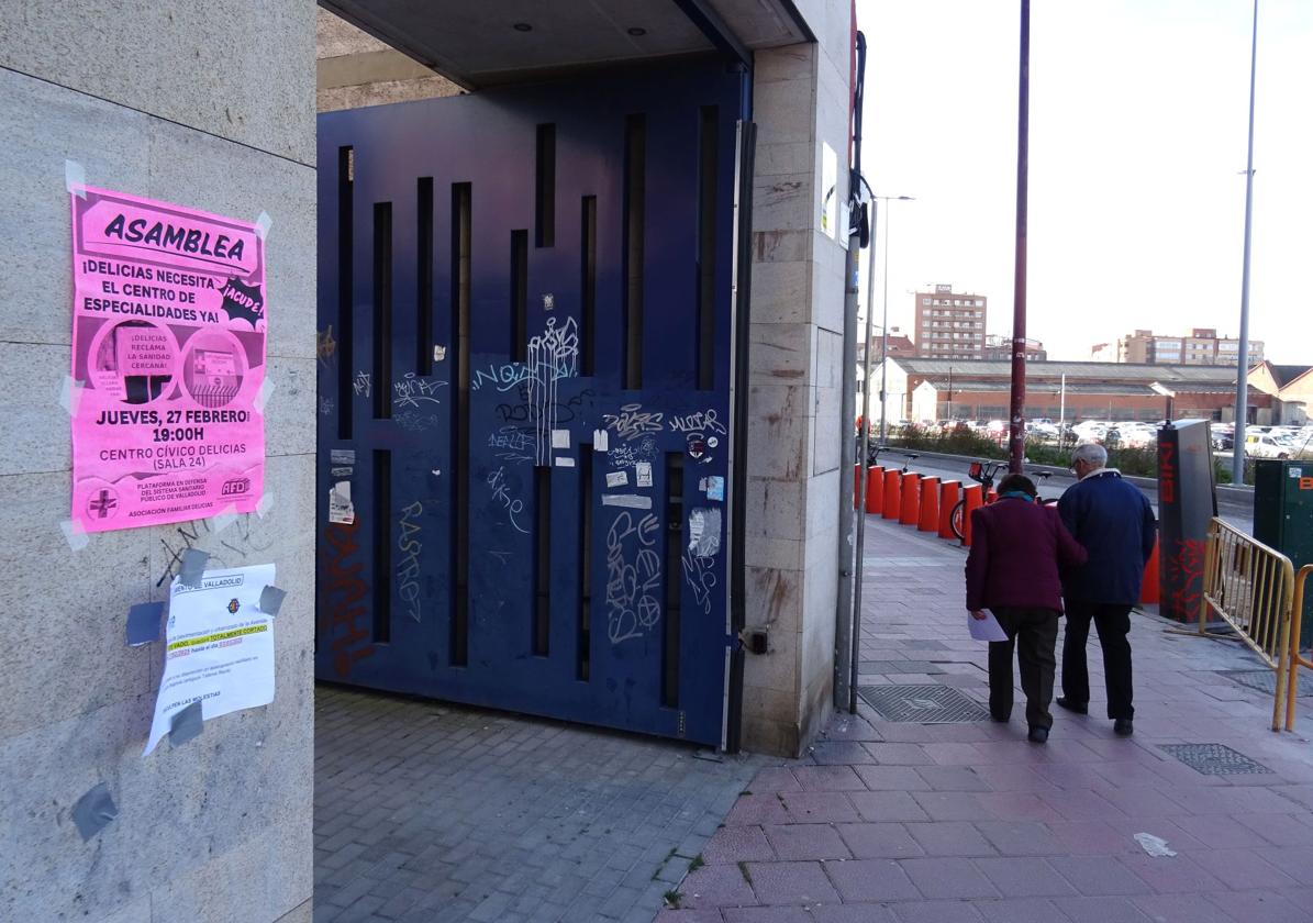 Cartel a las puertas del centro de salud de Delicias para informar de la convocatoria de la asamblea vecinal.