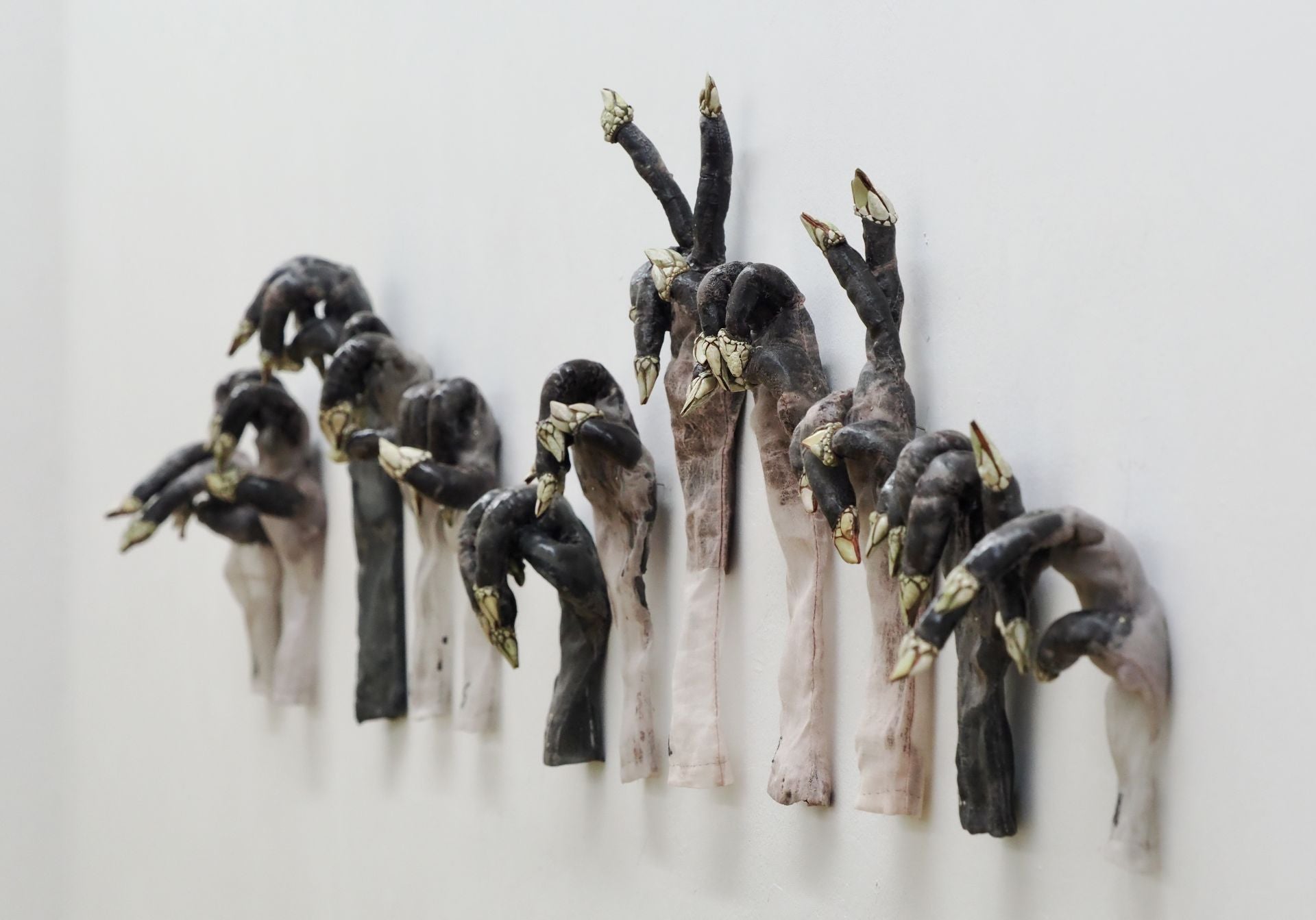 La nueva exposición de arte inspirada en Hadas y Monstruos en imágenes