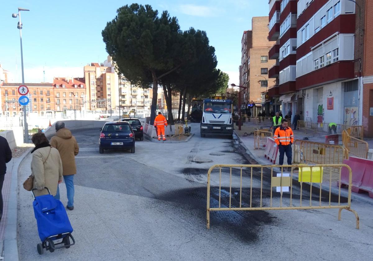 Dos coches se cuelan hacia el túnel mientras los obreros comienzan las labores de asfaltado de la calle Mallorca.