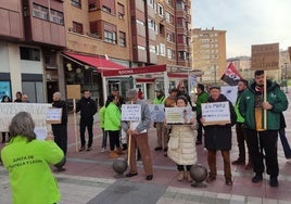 Concentración de los vigilantes de las torres de incendios, este viernes en Palencia.