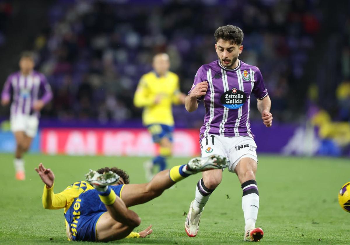 Raúl Moro supera la entrada de un rival durante el Real Valladolid_Las Palmas.