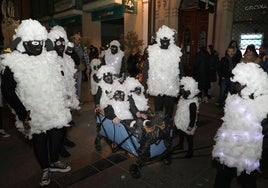 Desfile de Carnaval por la Calle Mayor, este sábado.