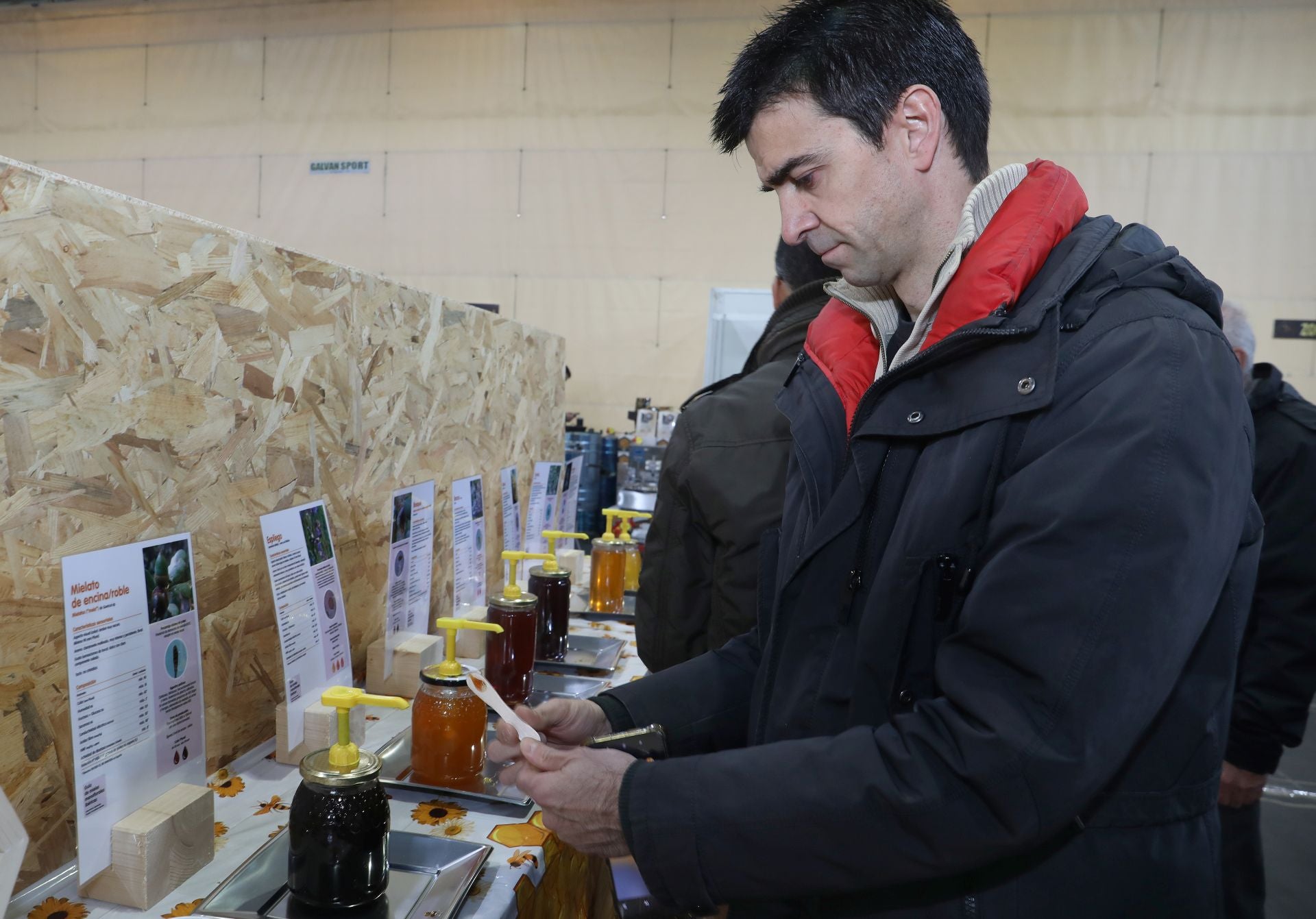 Así es la VI Feria Apícola de Castilla y León en Palencia