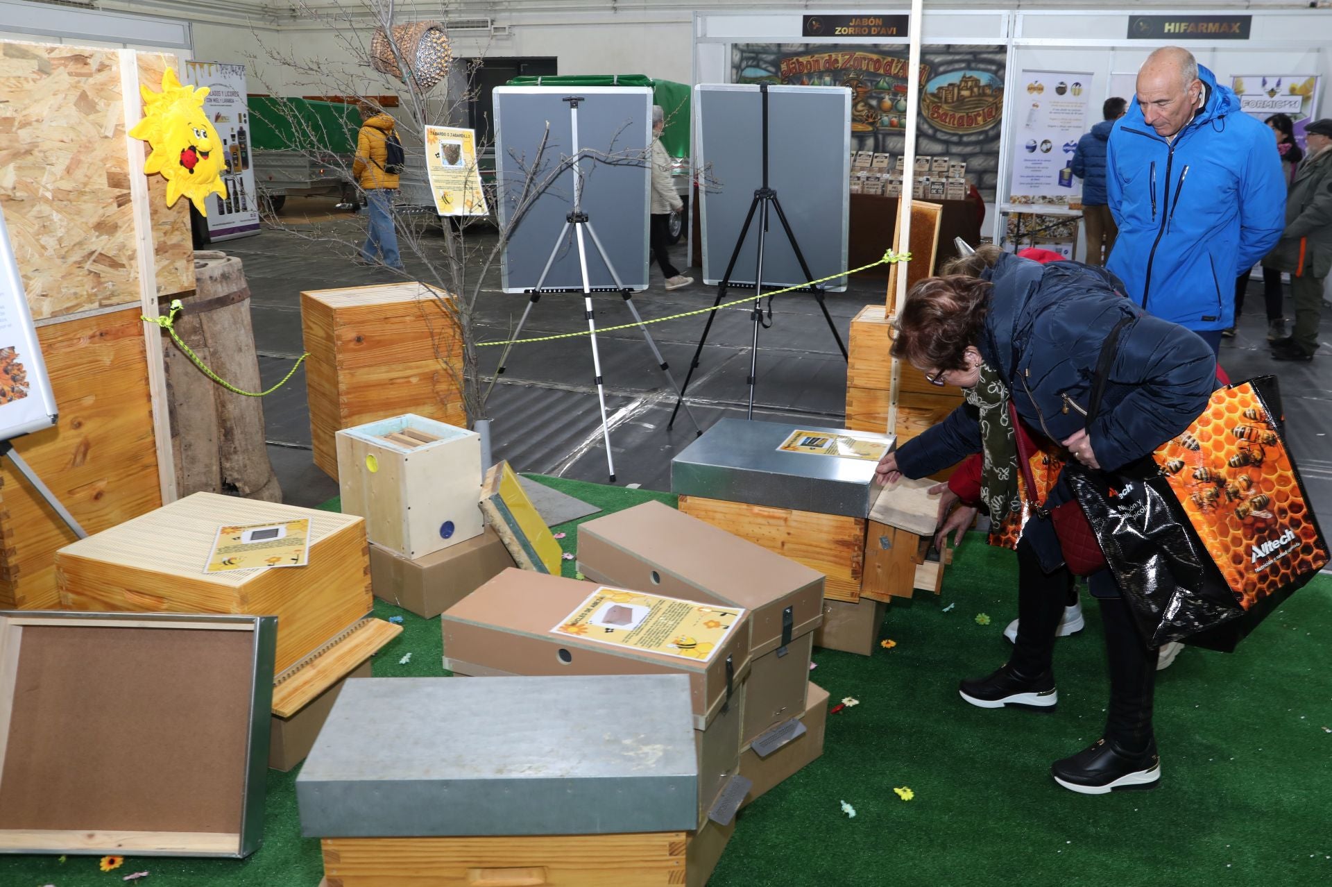 Así es la VI Feria Apícola de Castilla y León en Palencia