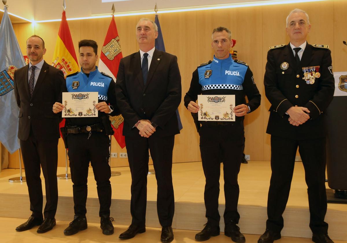 El alcalde, entre dos de los agentes distinguidos.