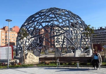 La geoda se libra de sus ataduras y ya preside la plaza León de la Riva
