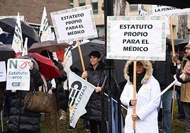 Protesta de los médicos de la sanidad pública frente a la delegación del gobierno.