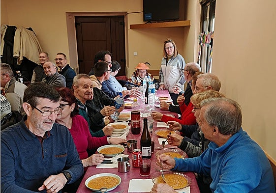 Algunos de los participantes durante la comida carnavalera de Villabaruz de Campos