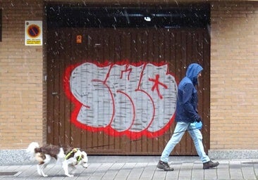 Valladolid recibe una tímida nevada como aperitivo de una semana pasada por agua