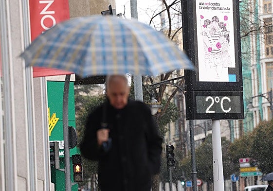El termómetro de la plaza de España marcaba dos grados mientras caían algunos copos por la mañana.