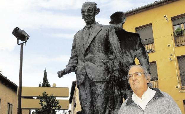 Quintanilla, en 2011, junto a la estatua de su querido Agapito Marazuela.