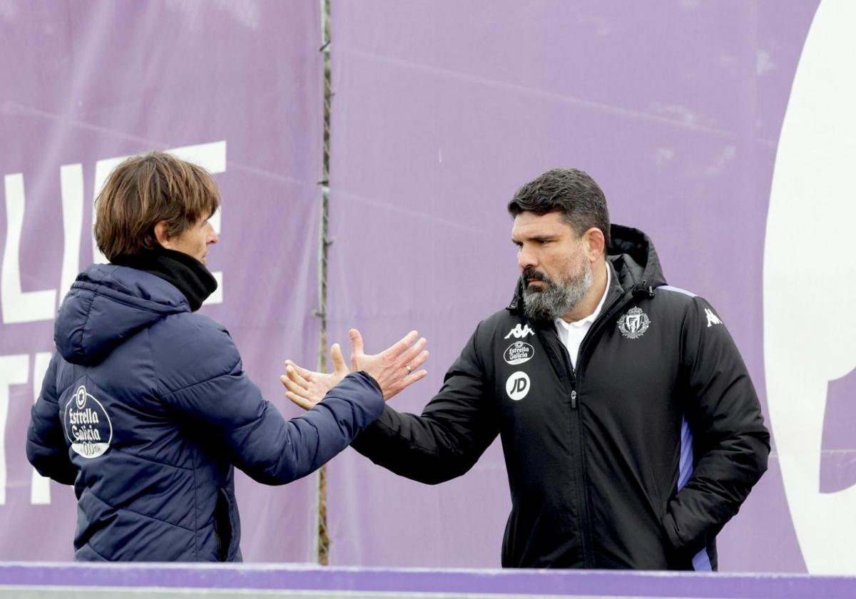 Álvaro Rubio, entrenador del Real Valladolid (izquierda), con Bruno Mazziotti, gerente global de fútbol de la entidad, tras el entrenamiento de este lunes en los Campos Anexos.