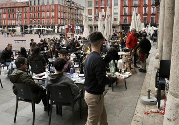 Vallisoletanos disfrutan del aperitivo en las terrazas de la Plaza Mayor.