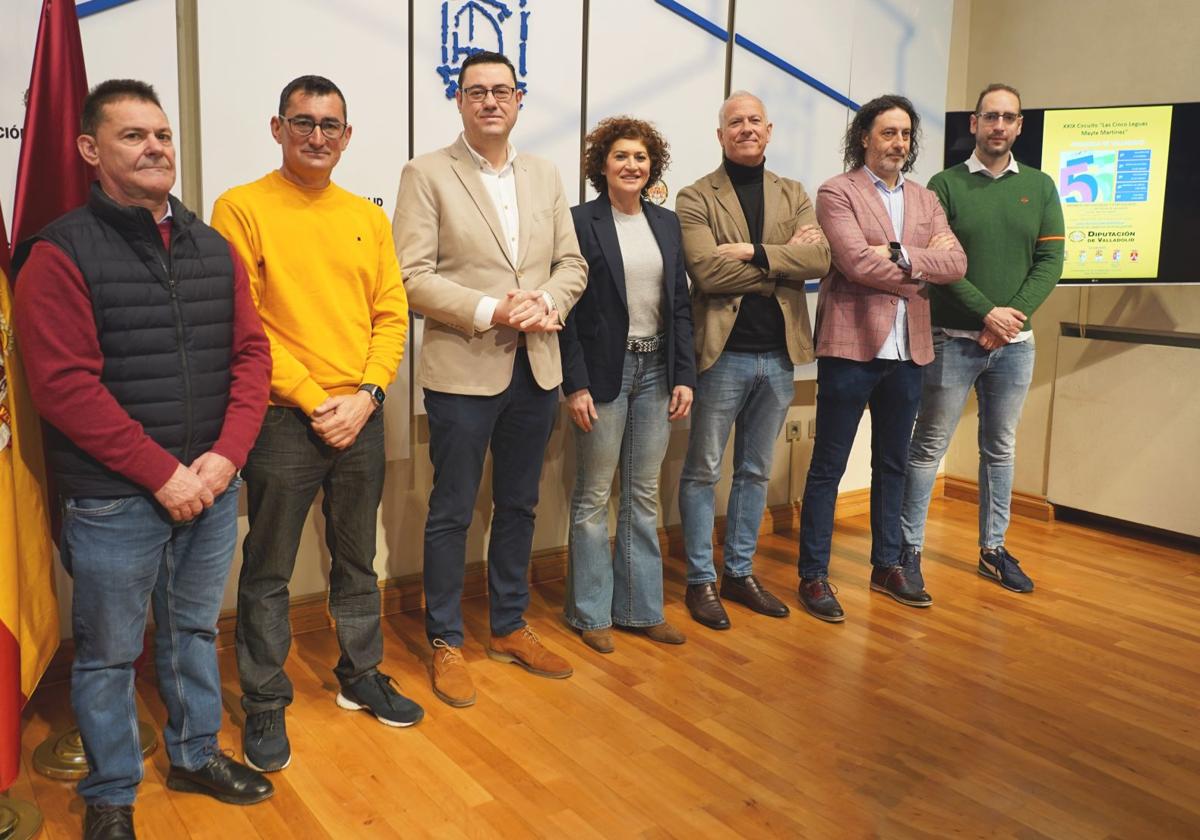 Los alcaldes de los municipios protagonistas escoltan al diputado Javier González y concejala Mayte Martínez.