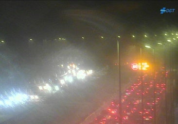Cuatro heridos en dos accidentes durante la nevada en la autopista entre Segovia y Madrid