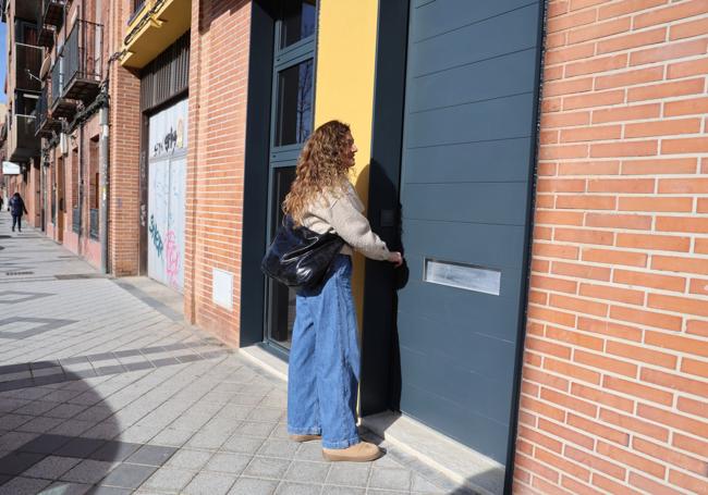 Mercedes González abriendo la puerta de unas antiguas oficinas reconvertidas en vivienda