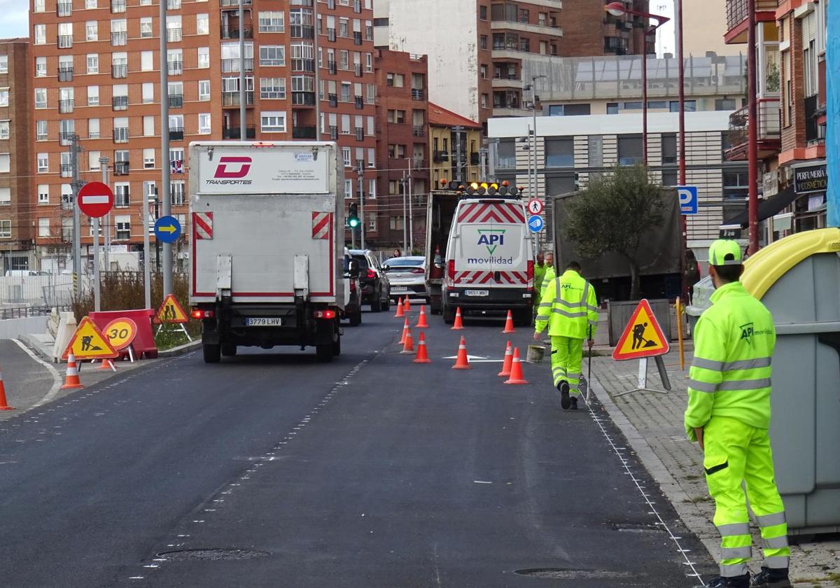 Los operarios pintan las marcas viales en el acceso al túnel de Labradores desde Delicias.