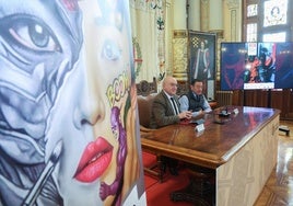 Jesús Julio Carnero y Carlos Ramírez, junto al cartel, durante la presentación.