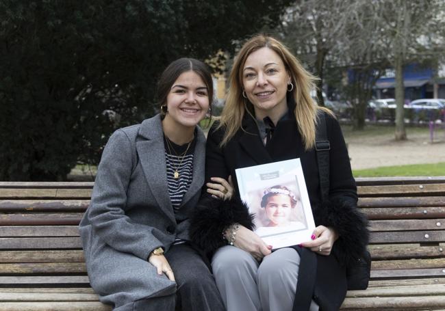 Leire López junto a su madre Carmen Collazos con su album de comunión