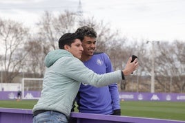 Jugadores del Real Valladolid con los aficionados
