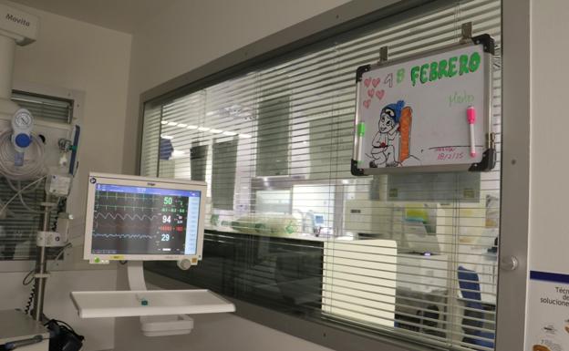 Pizarra con los dibujos de Laura, enfermera de la Rea, para humanizar los boxes.