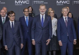 El rey Felipe VI (c), el director general del Mobile World Congress, Mats Granyrd (d), y el presidente de la Generalitat, Salvador Illa (i), en Barcelona.