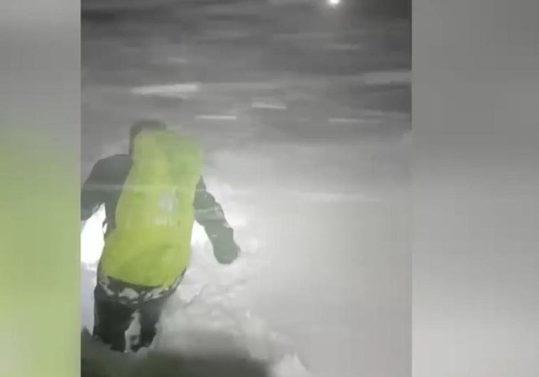 Un especialista del GREIM busca a los montañeros desaparecidos en Gredos.