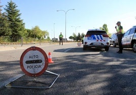 Control de la Policía Local en la avenida Gerardo Diego, junto a la rotonda del Pórtico.