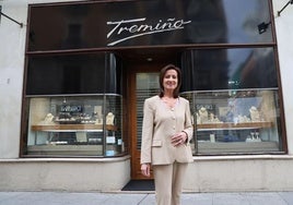 Cristina Pascual frente al establecimiento de Tremiño al que ha dedicado 50 años de su vida