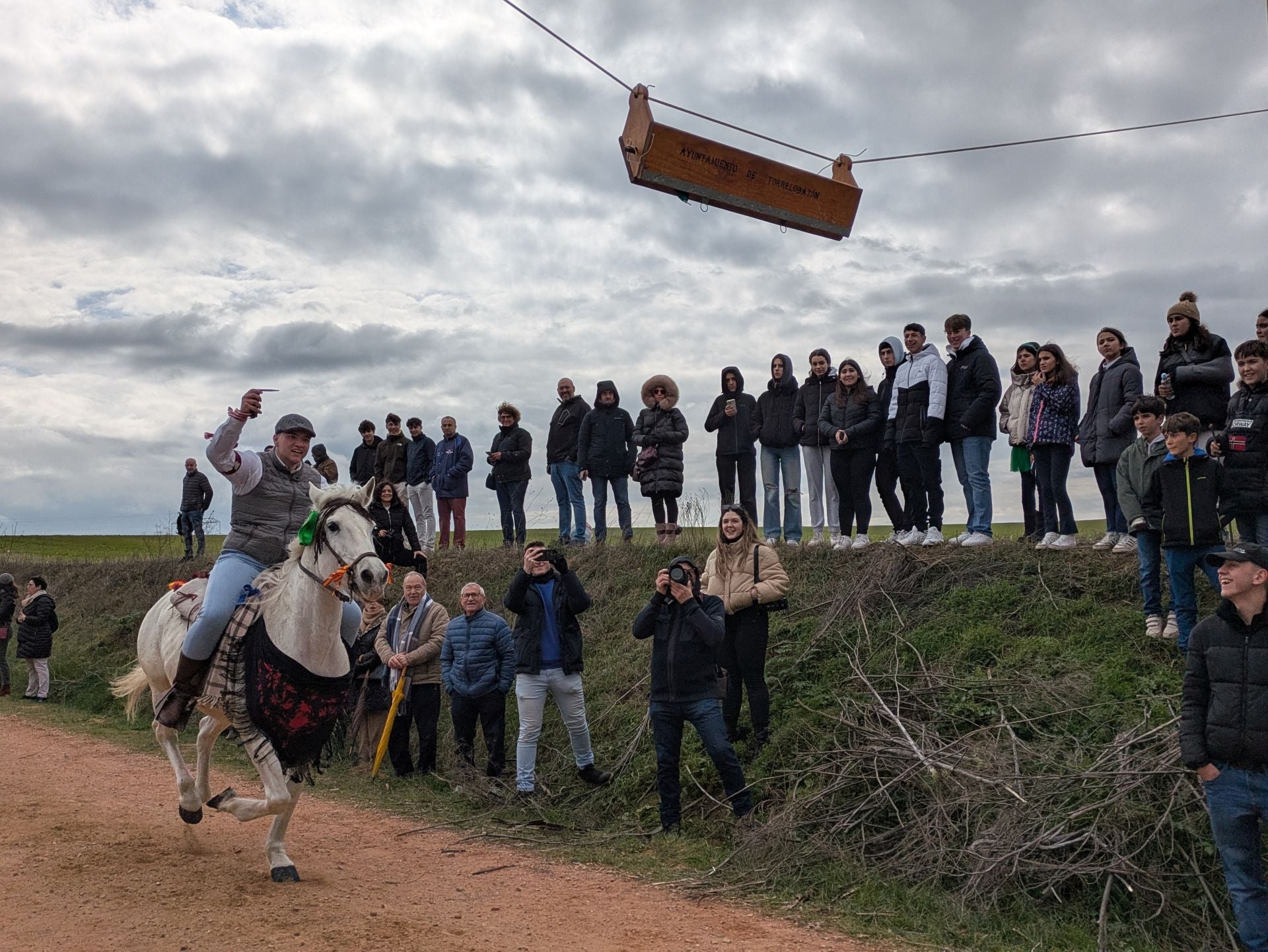 Carrera de cintas a caballo en Torrelobatón