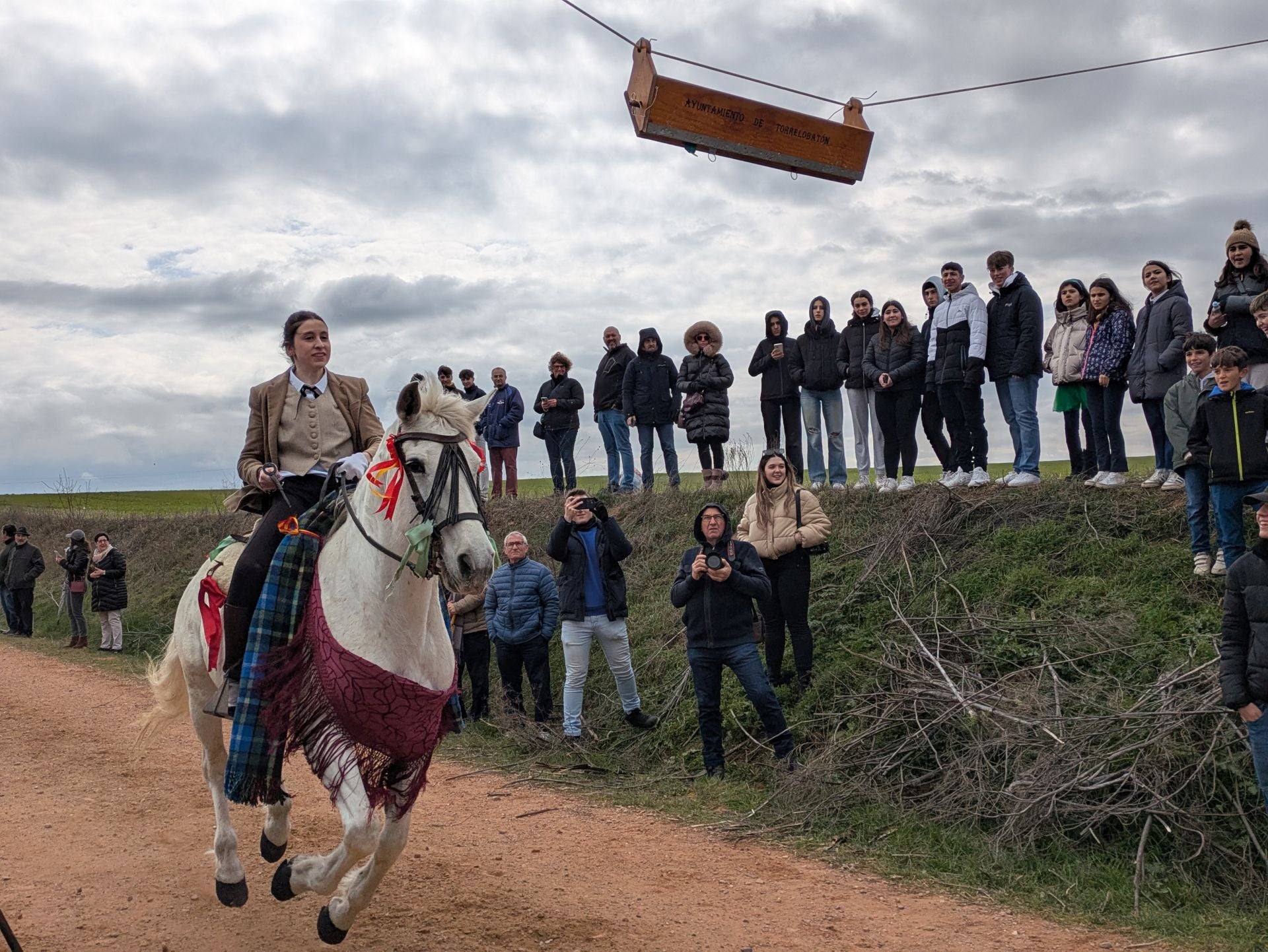 Carrera de cintas a caballo en Torrelobatón