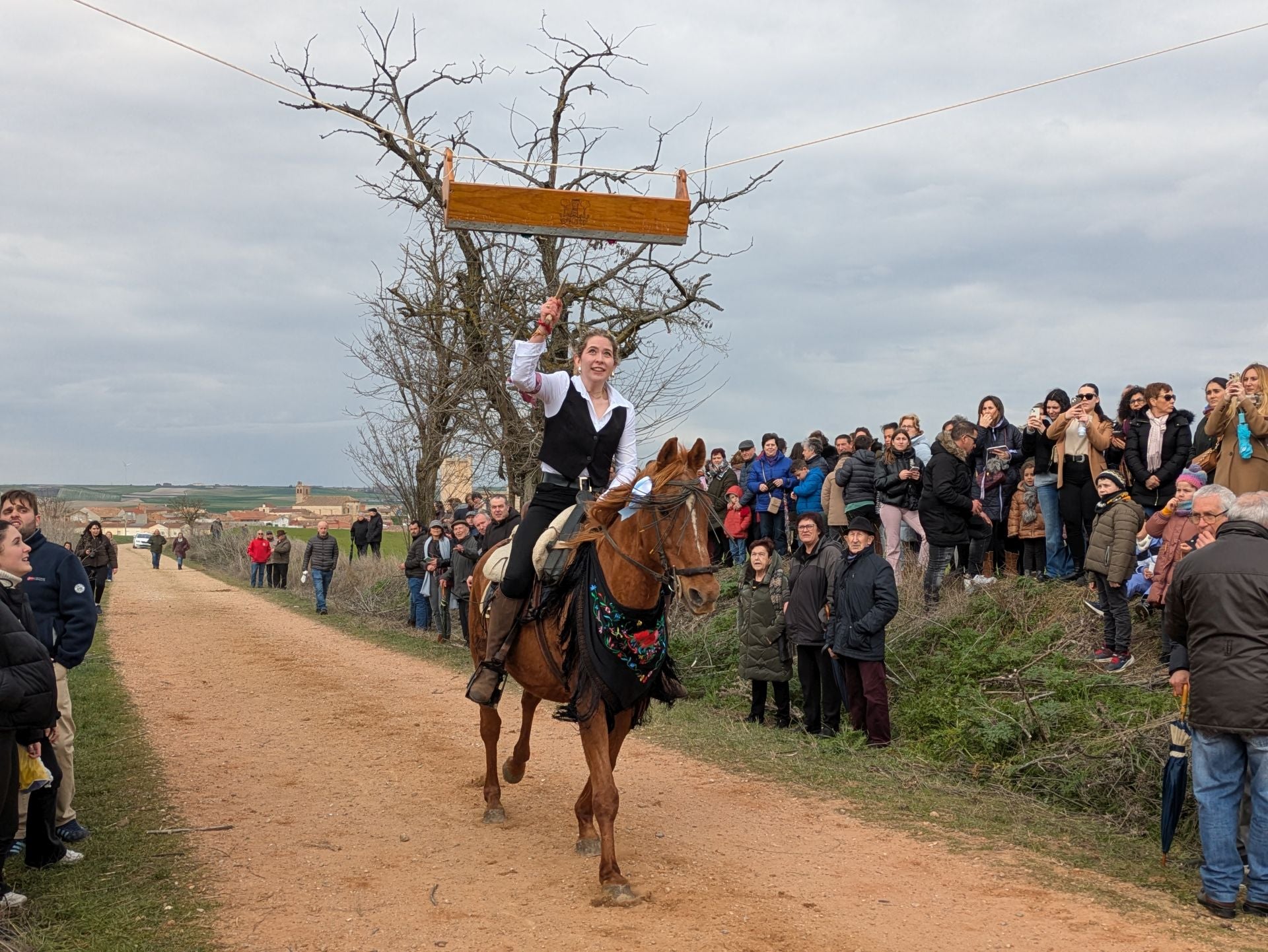 Carrera de cintas a caballo en Torrelobatón
