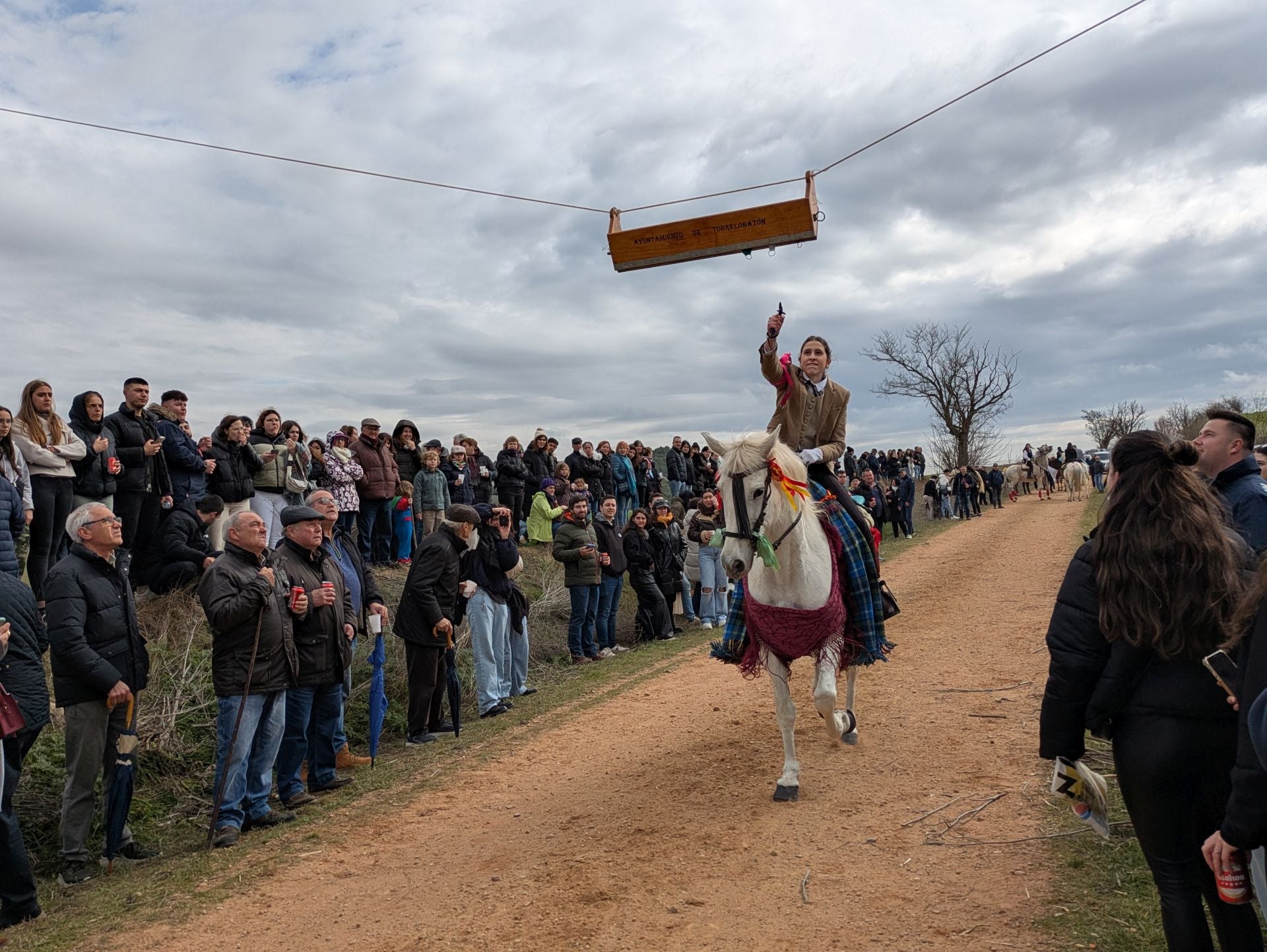 Carrera de cintas a caballo en Torrelobatón