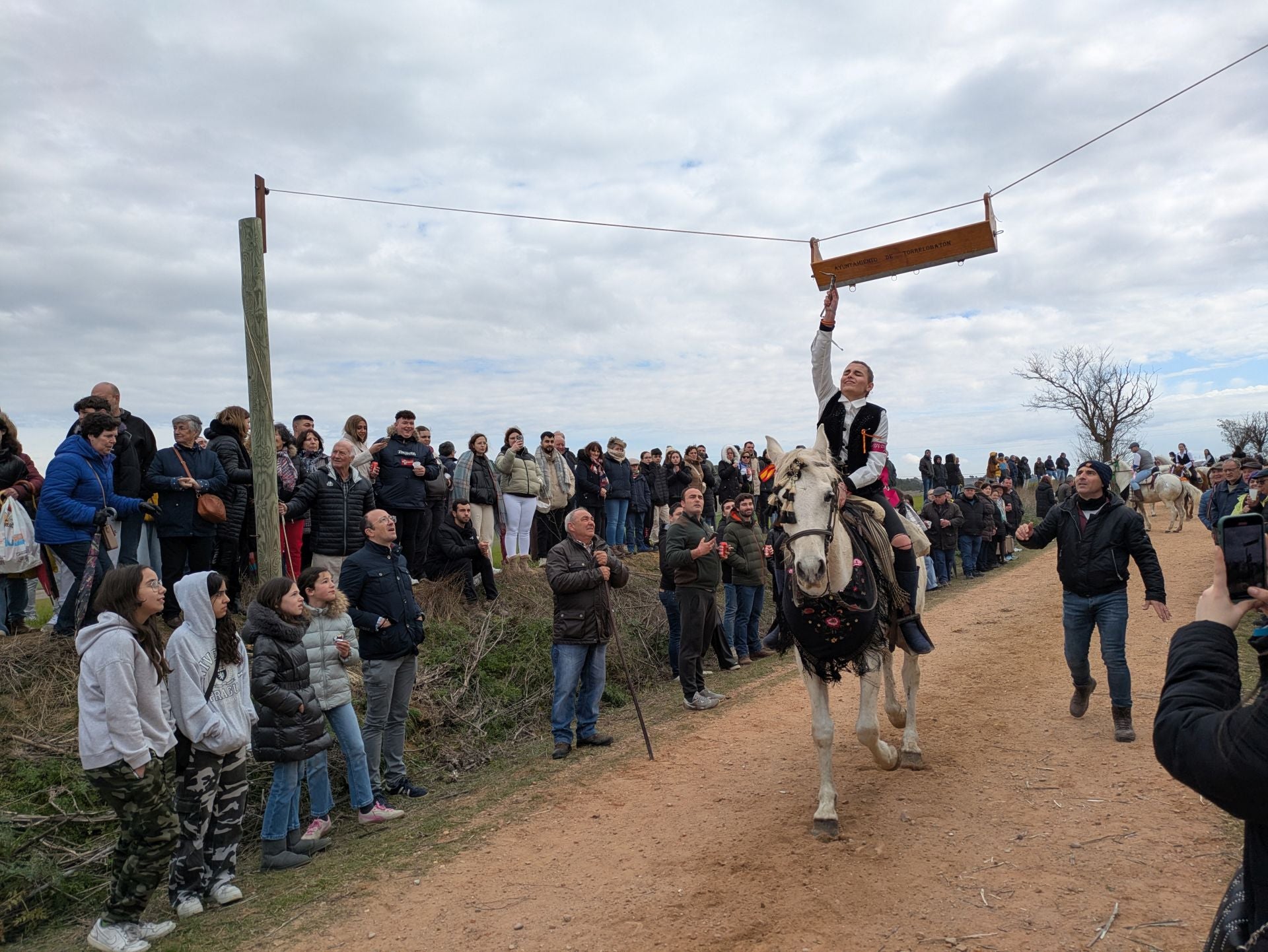 Carrera de cintas a caballo en Torrelobatón