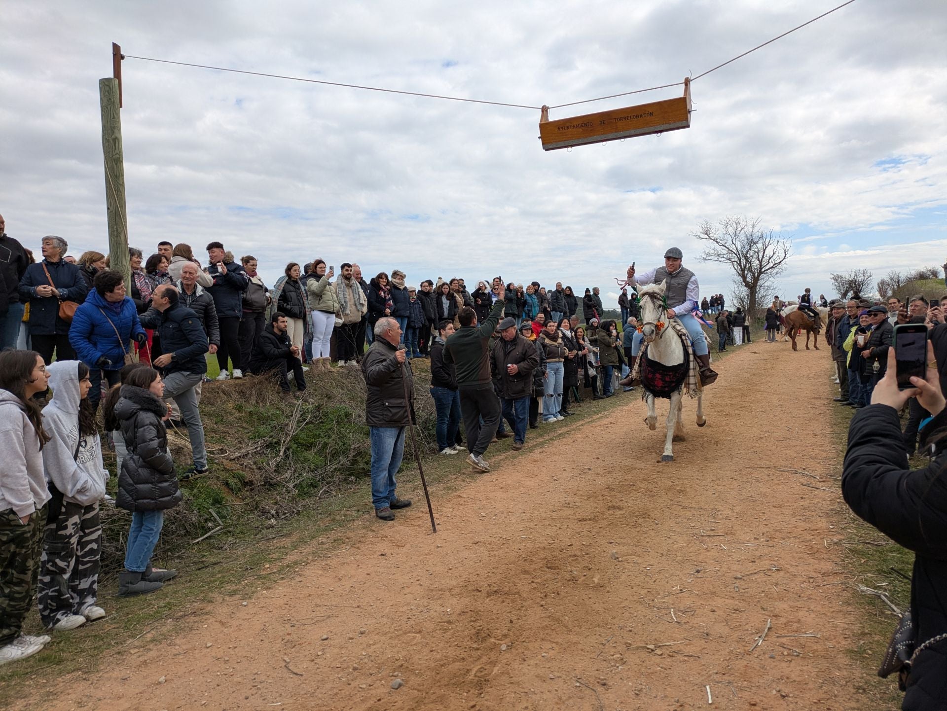 Carrera de cintas a caballo en Torrelobatón