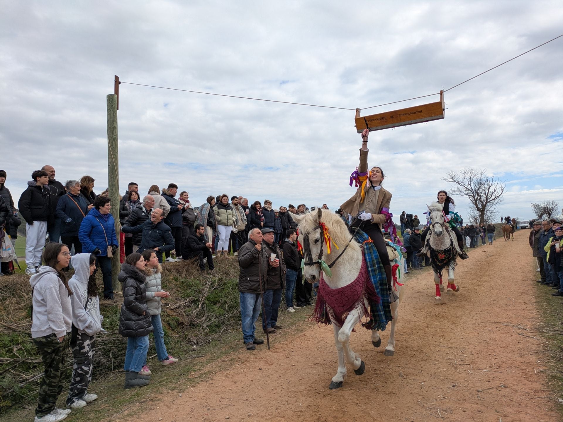 Carrera de cintas a caballo en Torrelobatón