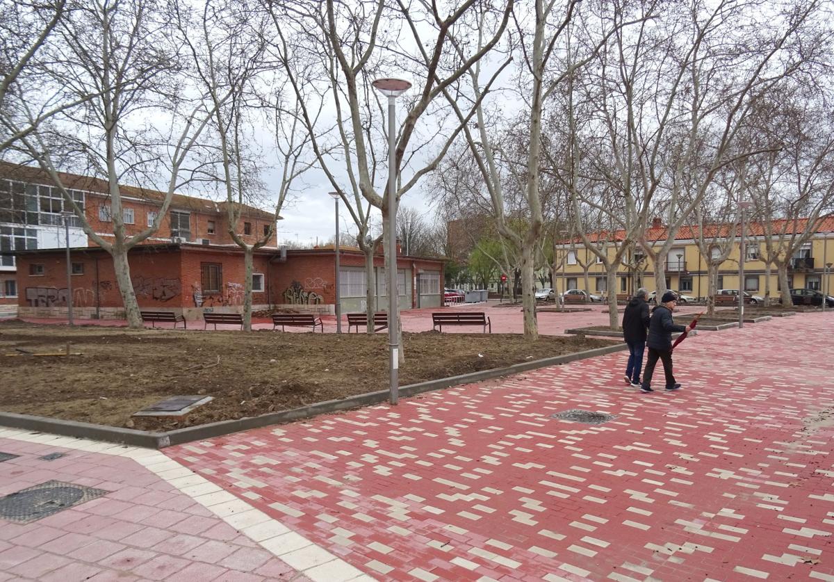 Dos vecinos pasean por el nuevo corredor de la calle Alpujarras que rodea la remozada plaza del Marqués de Suances.