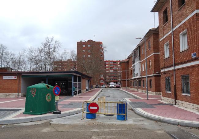 La calzada de la plaza, aún sin asfaltar, pero con las aceras ya rematadas en los laterales.