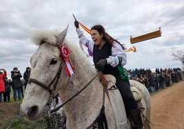 Arancha, una de las quintas, sacando la cinta de los puros
