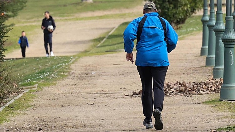 Un hombre hace ejercicio por el parque Ribera de Castilla.