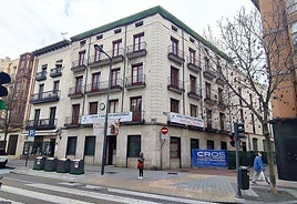 Edificio del número 23 de Duque de la Victoria con vuelta al 7 de Montero Calvo que acogerá apartamentos turísticos.