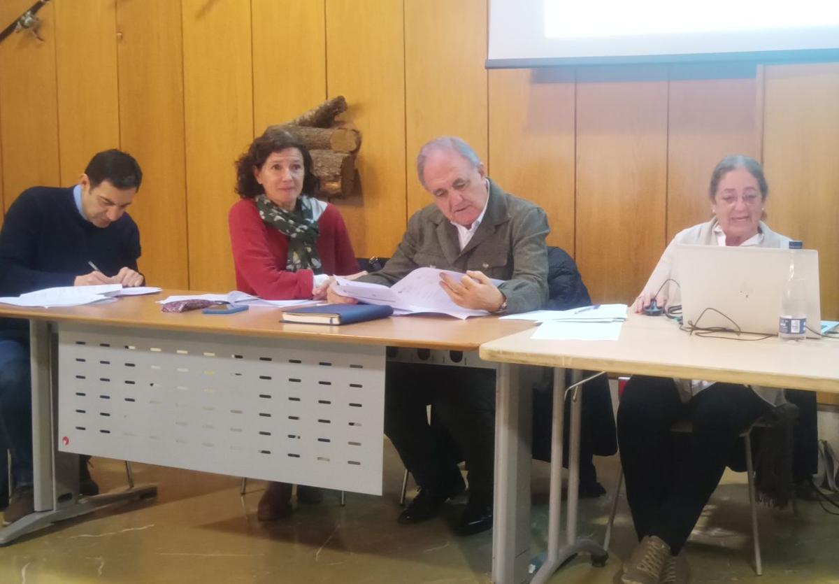 El delegado de la Junta, en el centro, preside la reunión de la junta consultiva de Fuentes Carrionas.
