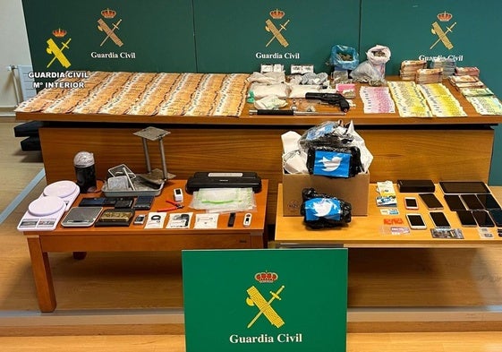 Drogas, dinero, útiles y armas intervenidos a los detenidos.