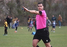 David García de la Loma, arbitrando un partido.