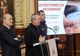 El concejal de Salud Pública y Seguridad Ciudadana, Alberto Cuadrado, el de Urbanismo, Ignacio Zarandona, y el jefe del Servicio de Bomberos, Javier Reinoso.