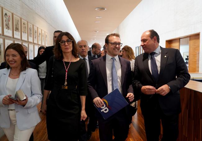 El actual portavoz del PP, Ricardo Gavilanes, con miembros de la dirección del Grupo Popular de las Cortes.