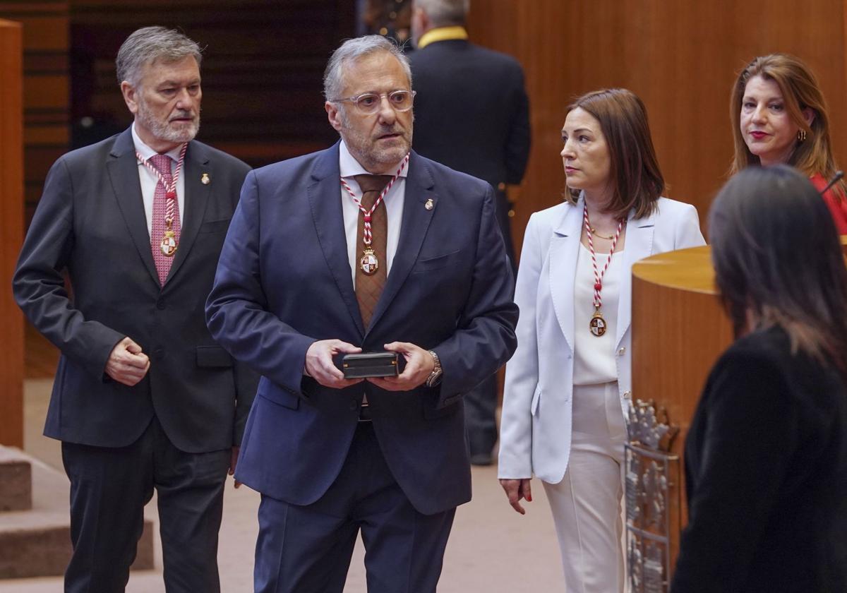 El choque PP-Vox por el sueldo de los procuradores se lleva por delante regular incompatibilidades