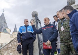 El jefe de Bomberos, José Luis del Pozo, da las instrucciones antes del comienzo del simulacro.