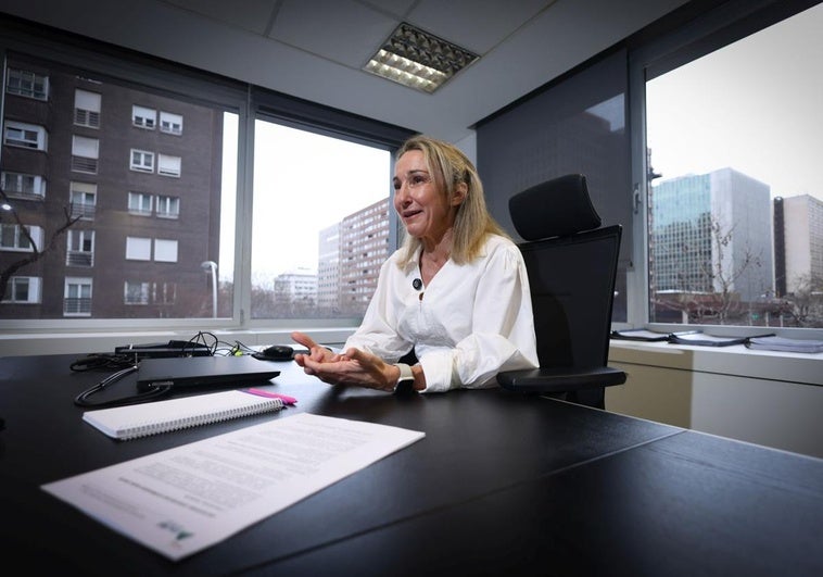 Montserrat Rallo, en el despacho de la segunda planta del edificio de Adif.
