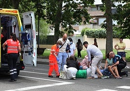 Transeúntes, Policía Local y los servicios sanitarios atienden a los atropellados.